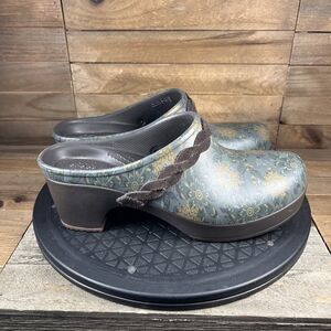 Crocs Womens Sz 8 Sarah Graphic Floral Braided Floral Brown Blue Heel Mule Clogs